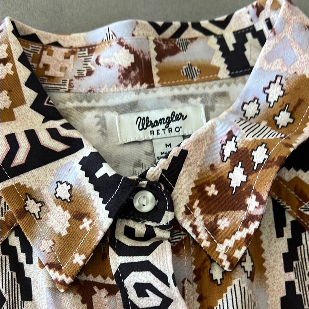 Stylish Geometric Button-Down Shirt - Picture 2 of 7
